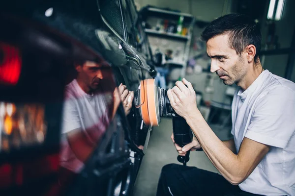 Detalhes Carro Mãos Com Polidor Orbital Oficina Reparação Automóvel Foco — Fotografia de Stock