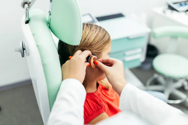 Giovane Ragazza All Esame Medico Controllo Degli Apparecchi Acustici Nello — Foto Stock