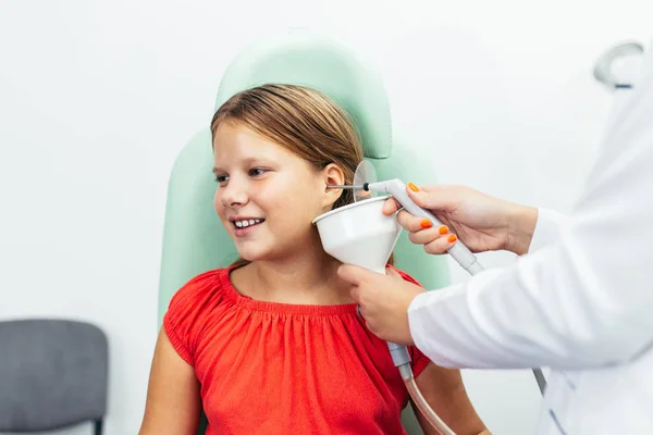 耳鼻咽喉科医の診察や検査の若い女の子 耳の灌漑と耳垢除去 — ストック写真