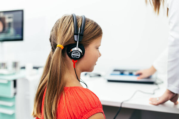 Молодая девушка на медицинском осмотре или осмотре слухового аппарата в кабинете отоларинголога
