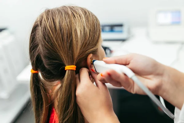 Jeune Fille Examen Médical Contrôle Aide Auditive Dans Bureau Otolaryngologue — Photo