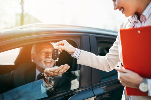 Young Woman Car Dealer Gives Keys New Owner Hands Keys — Stock Photo, Image