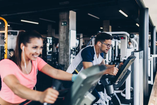 Joven Atractiva Mujer Hombre Bicicleta Gimnasio Ejercitan Piernas Hacen Ejercicio — Foto de Stock