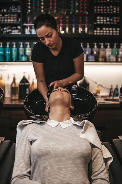 Piękna Młoda Kobieta Myje Włosy Koncepcja Stylizacji Salon Fryzjerski — Zdjęcie stockowe