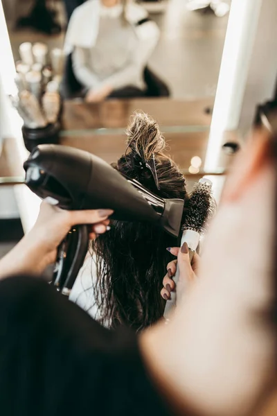 Belle Femme Brune Aux Cheveux Longs Salon Beauté Obtenant Coup — Photo