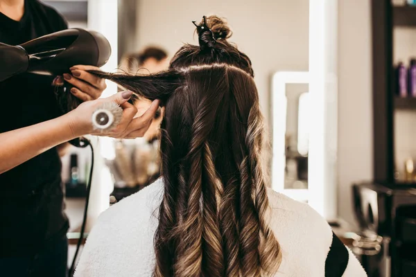 Hermosa Mujer Morena Con Pelo Largo Salón Belleza Conseguir Pelo —  Fotos de Stock