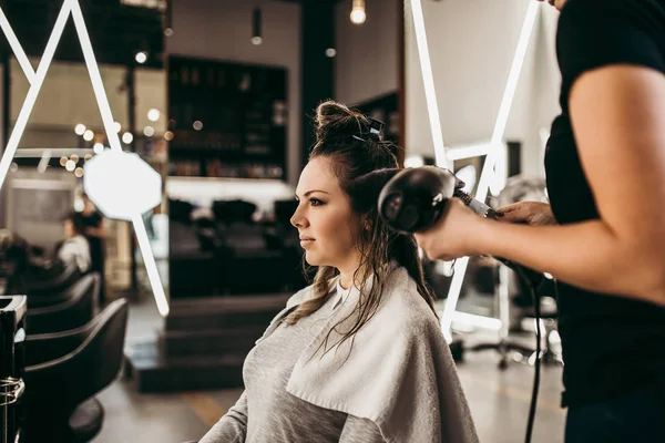 Beautiful Brunette Woman Long Hair Beauty Salon Getting Hair Blowing — Stock Photo, Image