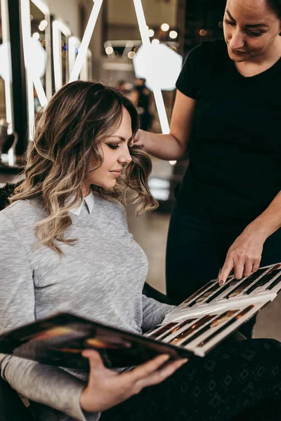 Beautiful Woman Long Hair Beauty Salon Choosing Hair Color Hairstyle — Stock Photo, Image