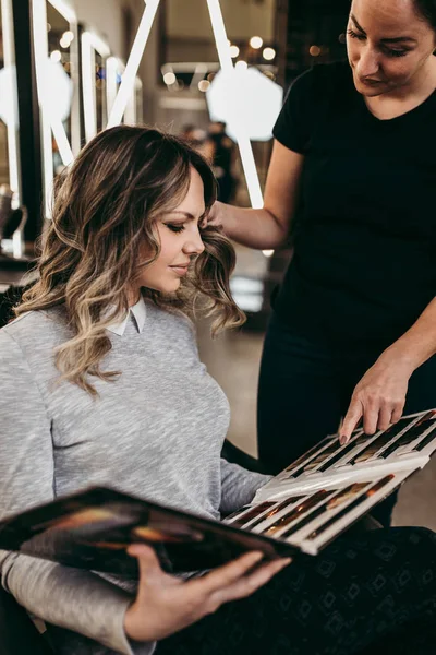 Mulher Bonita Com Cabelos Longos Salão Beleza Escolhendo Cor Cabelo — Fotografia de Stock