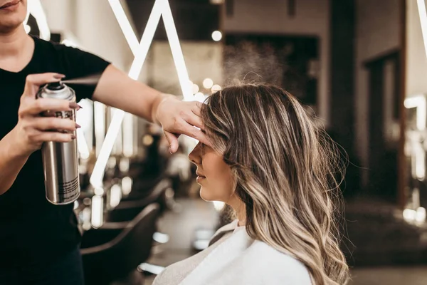Schöne Junge Frau Mit Langen Lockigen Haaren Friseursalon Professionelles Friseurstyling — Stockfoto
