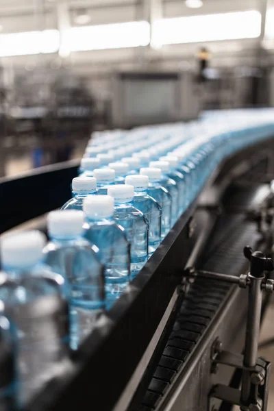 Instalação Engarrafamento Linha Engarrafamento Água Para Processamento Engarrafamento Água Mineral — Fotografia de Stock