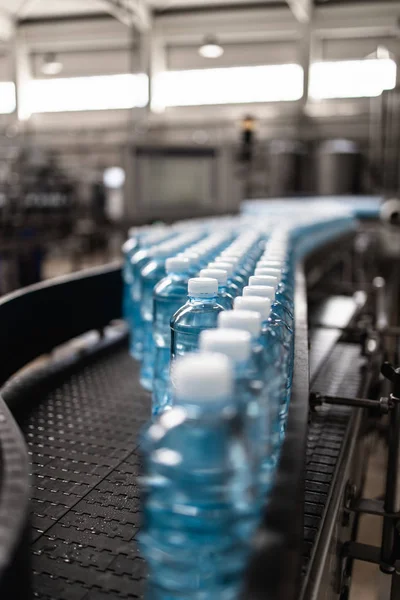 Instalação Engarrafamento Linha Engarrafamento Água Para Processamento Engarrafamento Água Mineral — Fotografia de Stock