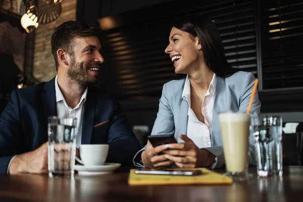 Pasangan Bahagia Pria Dan Wanita Duduk Bar Kafe Modern Atau — Stok Foto