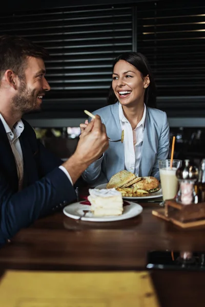 Pasangan Bahagia Pria Dan Wanita Duduk Dan Makan Bar Atau — Stok Foto