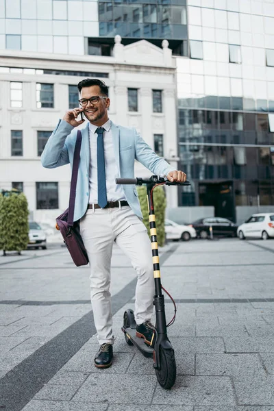 Ung Modern Man Använder Och Kör Elektrisk Skoter Stadens Gata — Stockfoto