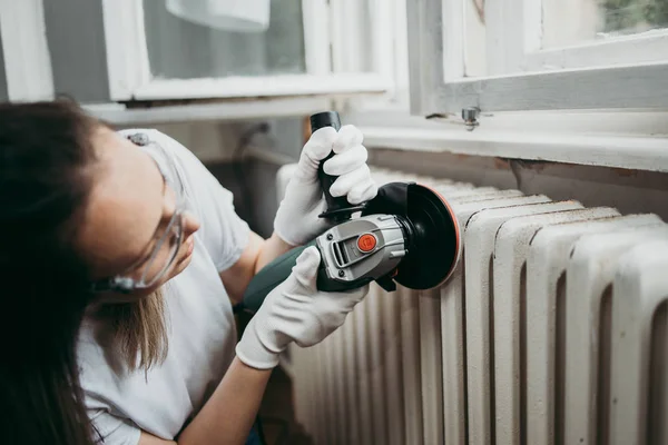 Bonita Diligente Meia Idade Handywoman Renovando Sua Antiga Casa Apartamento — Fotografia de Stock