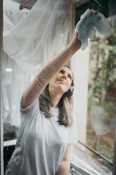 Mulher Bonita Diligente Meia Idade Útil Limpeza Janelas Sua Casa — Fotografia de Stock