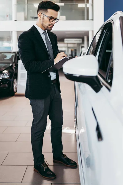 Autoverkäufer Arbeitet Zum Letzten Mal Showroom Und Kontrolliert Die Qualität — Stockfoto