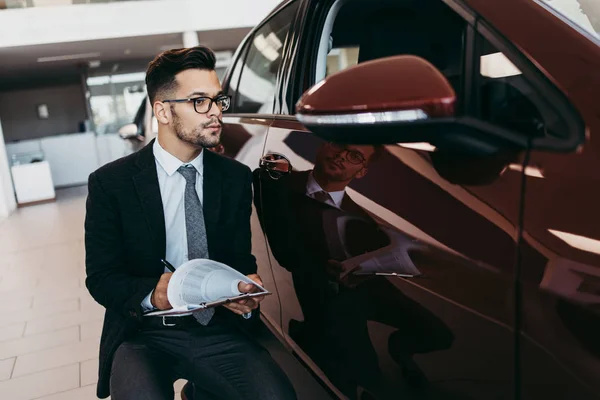 Vendeur Voiture Travaillant Dans Salle Exposition Contrôle Qualité Vérification Des — Photo