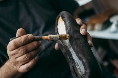Dükkanındaki eski ayakkabıcıyı yakından çek. Ayakkabı yapma sürecinin geleneksel yolu.