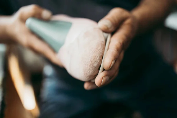 Primer Plano Viejo Zapatero Tienda Forma Tradicional Proceso Fabricación Zapatos — Foto de Stock