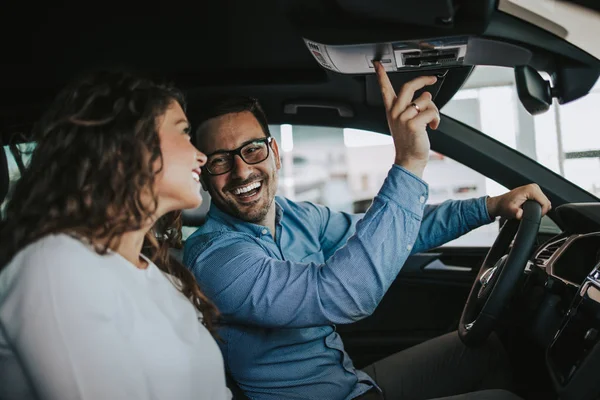 Feliz Casal Meia Idade Desfrutando Escolher Comprar Carro Novo Showroom — Fotografia de Stock