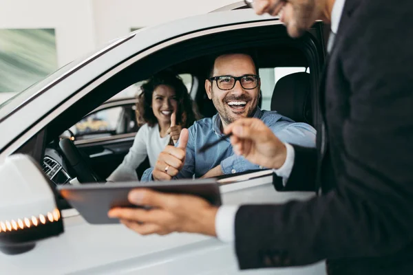 Casal Meia Idade Escolher Comprar Carro Showroom Carro Vendedor Carro — Fotografia de Stock