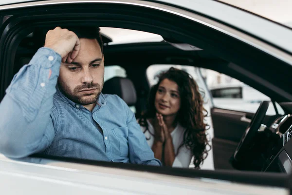Hombre Mediana Edad Preocupado Con Esposa Comprando Coche Salón Auto — Foto de Stock