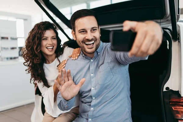 Feliz Pareja Mediana Edad Disfrutando Elegir Comprar Coche Nuevo Sala — Foto de Stock