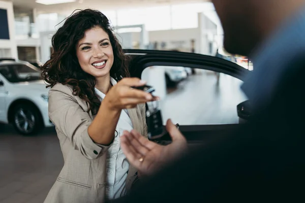 Счастливый Бизнесмен Среднего Возраста Покупает Новую Дорогую Машину Красивая Женщина — стоковое фото