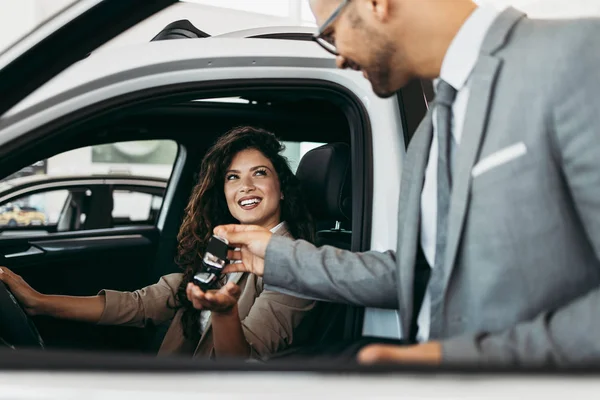 Feliz Bela Mulher Negócios Meia Idade Comprando Carro Novo Showroom — Fotografia de Stock