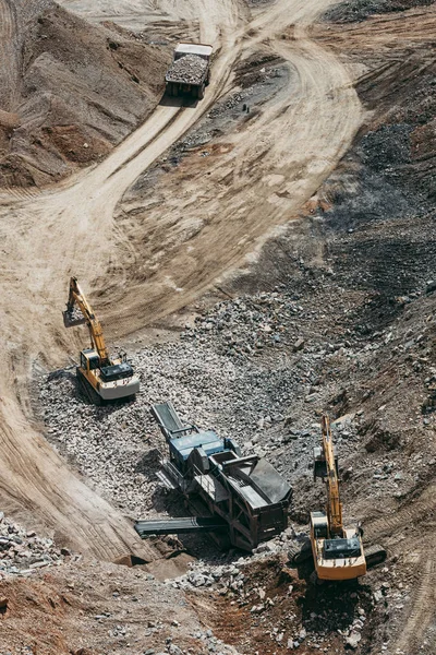 Excavadoras Maquinaria Pesada Que Trabajan Canteras Cargan Piedra Granito Camiones — Foto de Stock