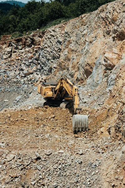 石採石場で働く大きな掘削機 — ストック写真