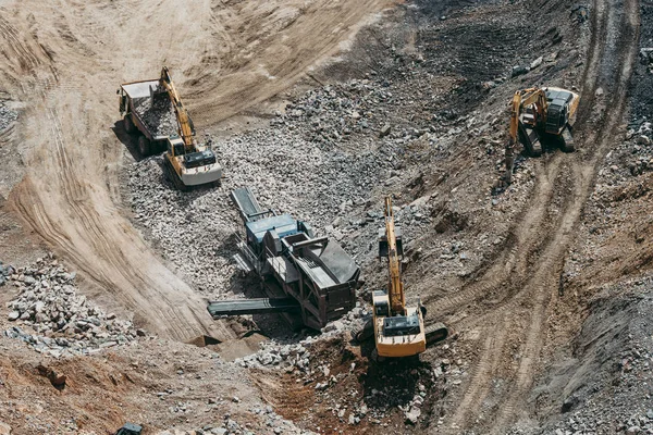 Excavadoras Maquinaria Pesada Que Trabajan Canteras Cargan Piedra Granito Camiones — Foto de Stock