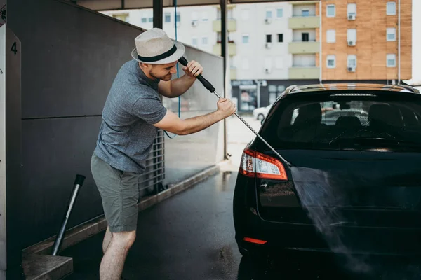 Mladý Muž Kloboukem Mytí Jeho Auto Denního Světla Myčce Aut — Stock fotografie