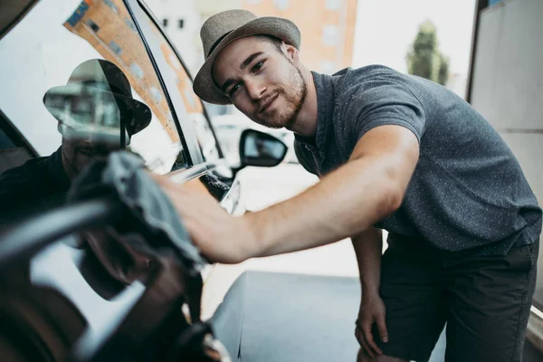 Mladý Pohledný Muž Kloboukem Čištění Auto Hadrem Auto Detailní Nebo — Stock fotografie