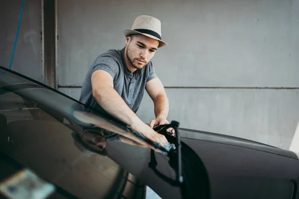 Jovem Homem Bonito Com Chapéu Carro Limpeza Com Pano Carro — Fotografia de Stock