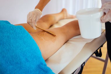 Süpürge bipolar ve çok kutuplu kavitasyon. Cilt esnekliğini ve yağ kaybını artırmak için modern teknoloji ve sağlık vücudu ve güzellik iyileştirmesi.