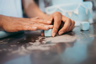 Profesyonel tatlıcı çalışma yapma ve dekorasyon lezzetli tatlılar. Çekim yakın.