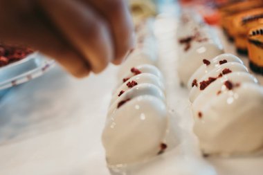 Profesyonel tatlıcı çalışma yapma ve dekorasyon lezzetli tatlılar. Çekim yakın.