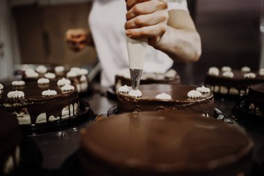 Profesyonel tatlıcı çalışma yapma ve dekorasyon lezzetli tatlılar. Çekim yakın.