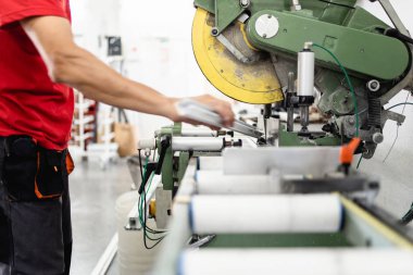 Alüminyum ve PVC profilleri kesen el işi işçisi. İmalat işleri. Seçici odaklanma. Alüminyum ve PVC pencere ve kapı üretim fabrikası.