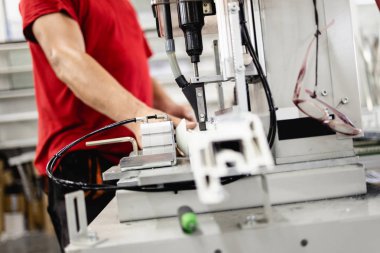 Elle çalışan işçi PVC kapı ve pencereleri birleştiriyor. İmalat işleri. Seçici odaklanma. Alüminyum ve PVC pencere ve kapı üretim fabrikası.