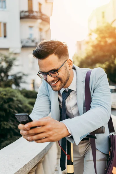 Ung Modern Man Med Hjälp Smart Telefon Och Kör Elektrisk — Stockfoto