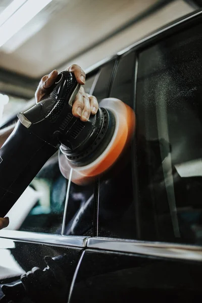 Auto Detaillierung Hände Mit Orbitalpolierer Der Autowerkstatt Selektiver Fokus — Stockfoto