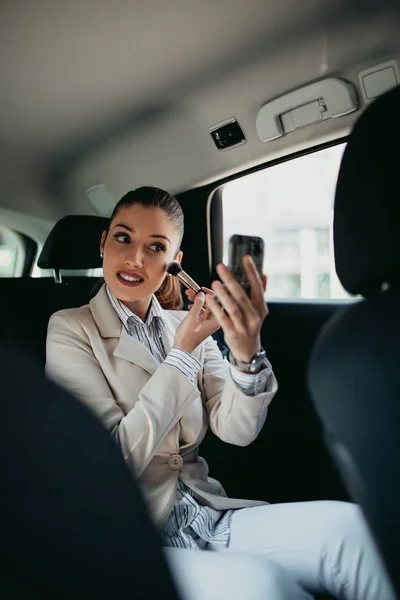 Mujer Negocios Joven Bien Parecido Sentado Asiento Trasero Coche Lujo —  Fotos de Stock