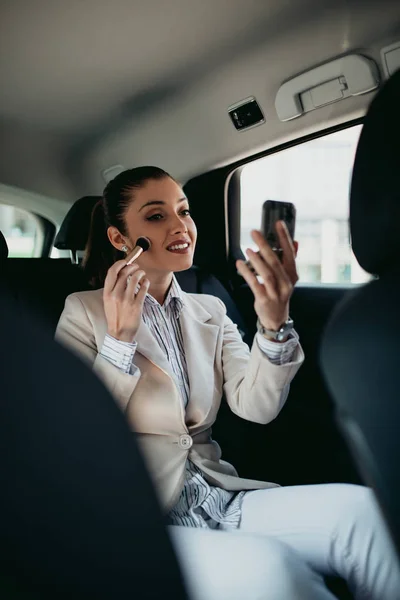 Boa Aparência Jovem Mulher Negócios Sentado Banco Trás Carro Luxo — Fotografia de Stock