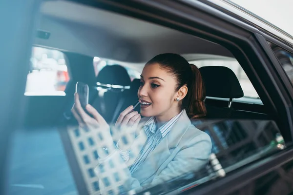 Mujer Negocios Joven Bien Parecido Sentado Asiento Trasero Coche Lujo —  Fotos de Stock