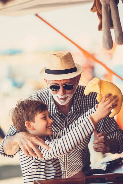 Grand Père Petit Fils Amusent Passent Bon Temps Ensemble Dans — Photo