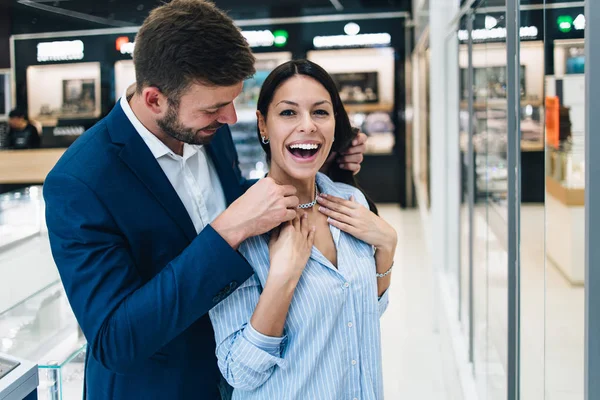 Belo Casal Desfrutando Compras Joalharia Moderna Jovem Mulher Experimentá Colar — Fotografia de Stock